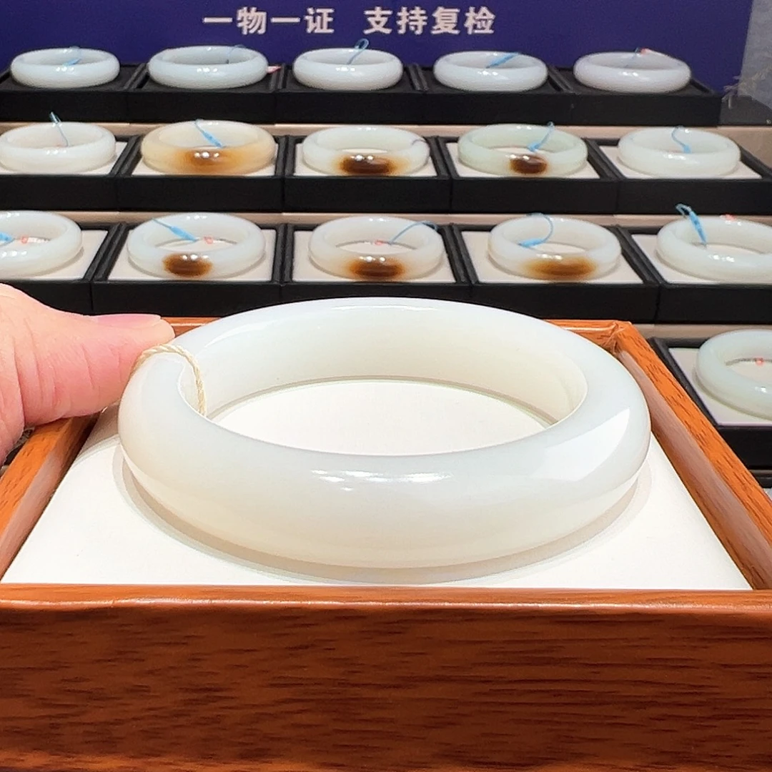 和田玉未镶嵌手镯