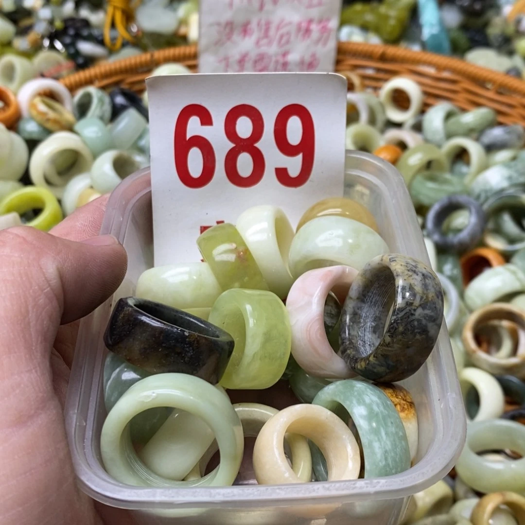 蛇纹石玉挂坠未镶嵌