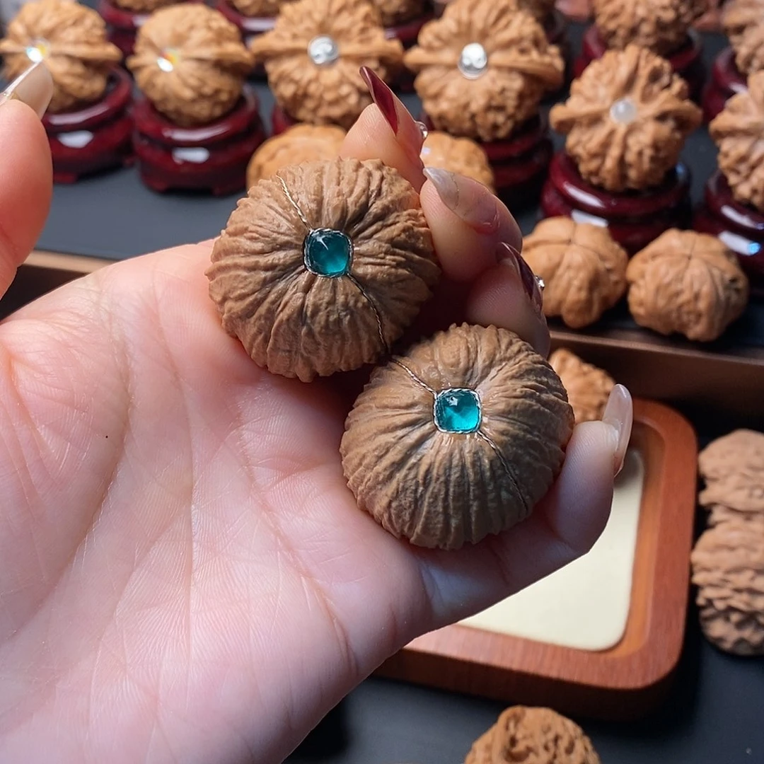 文玩核桃吊坠猴头元宝