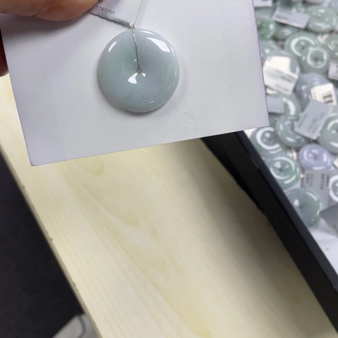 翡翠颈饰未镶嵌平安扣