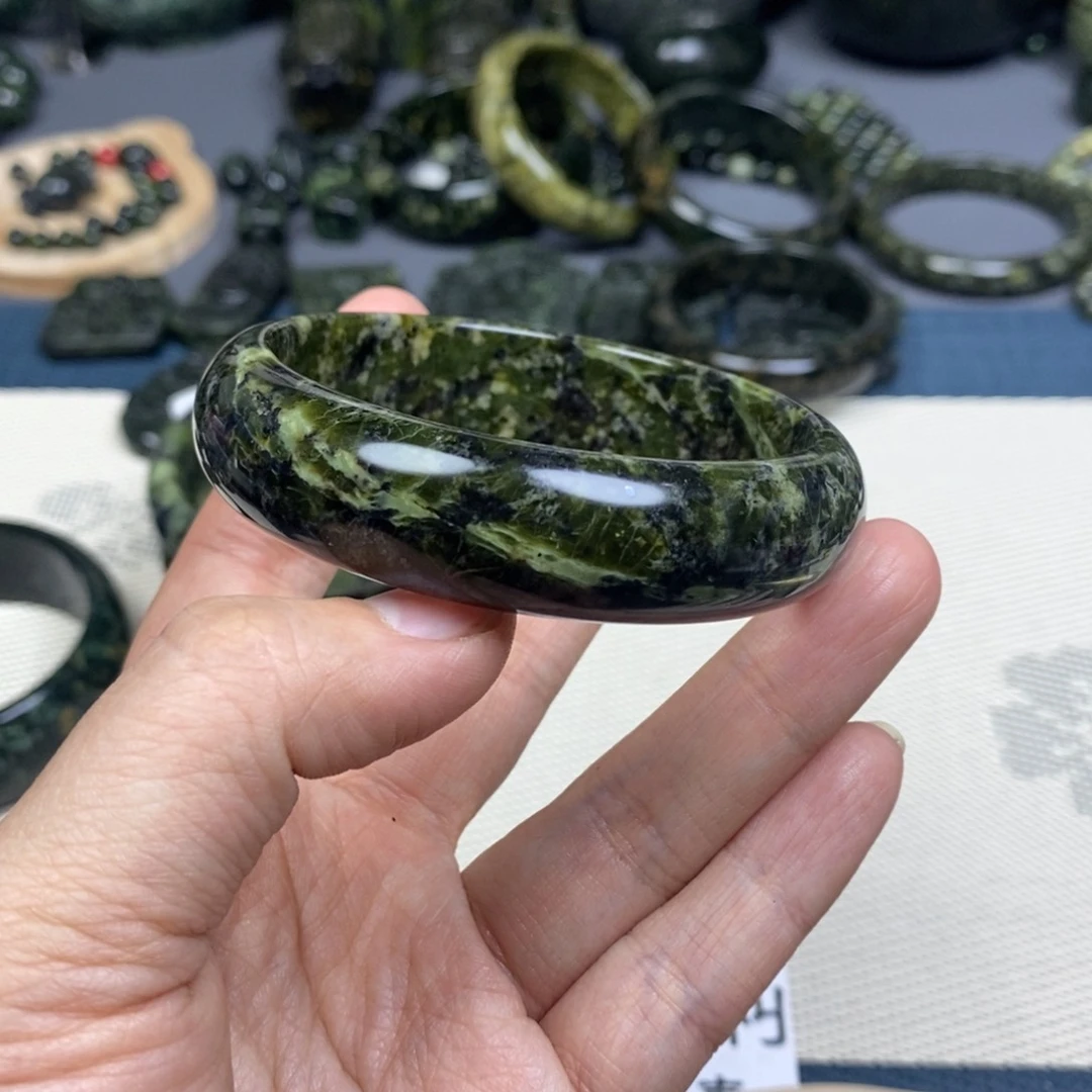 蛇纹石玉手镯未镶嵌芹***龙59×16.3×7.6mm