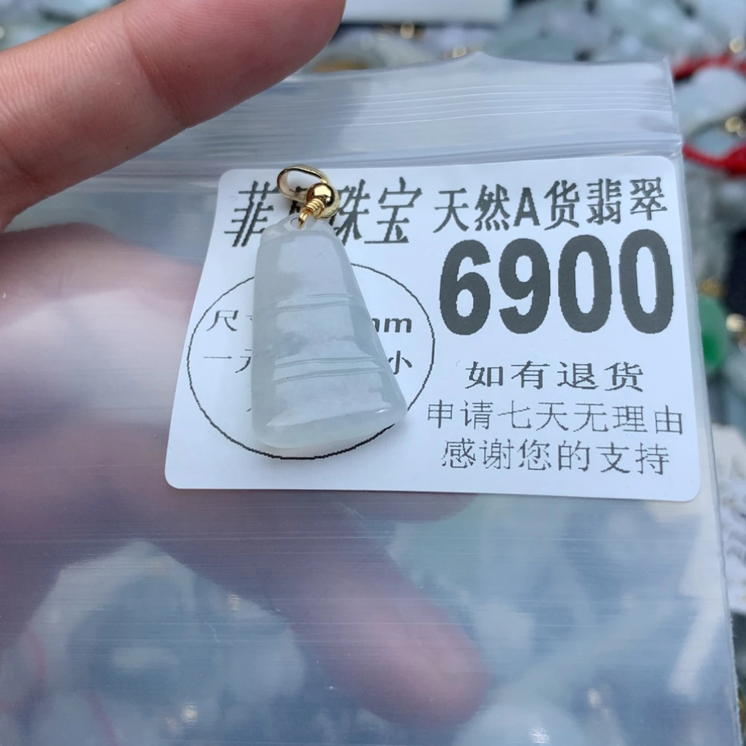 翡翠颈饰未镶嵌6900。