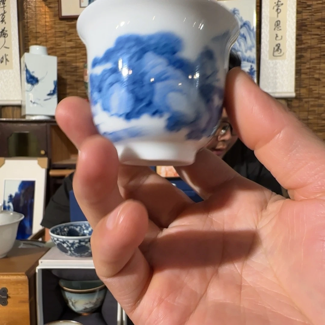 手绘青花山水铃铛杯