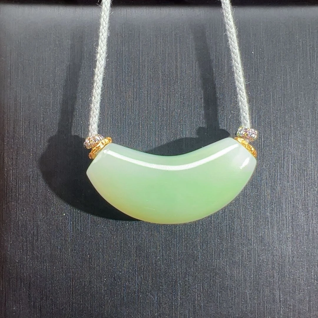 和田玉未镶嵌颈饰白翠油膏胖乎乎牛角包