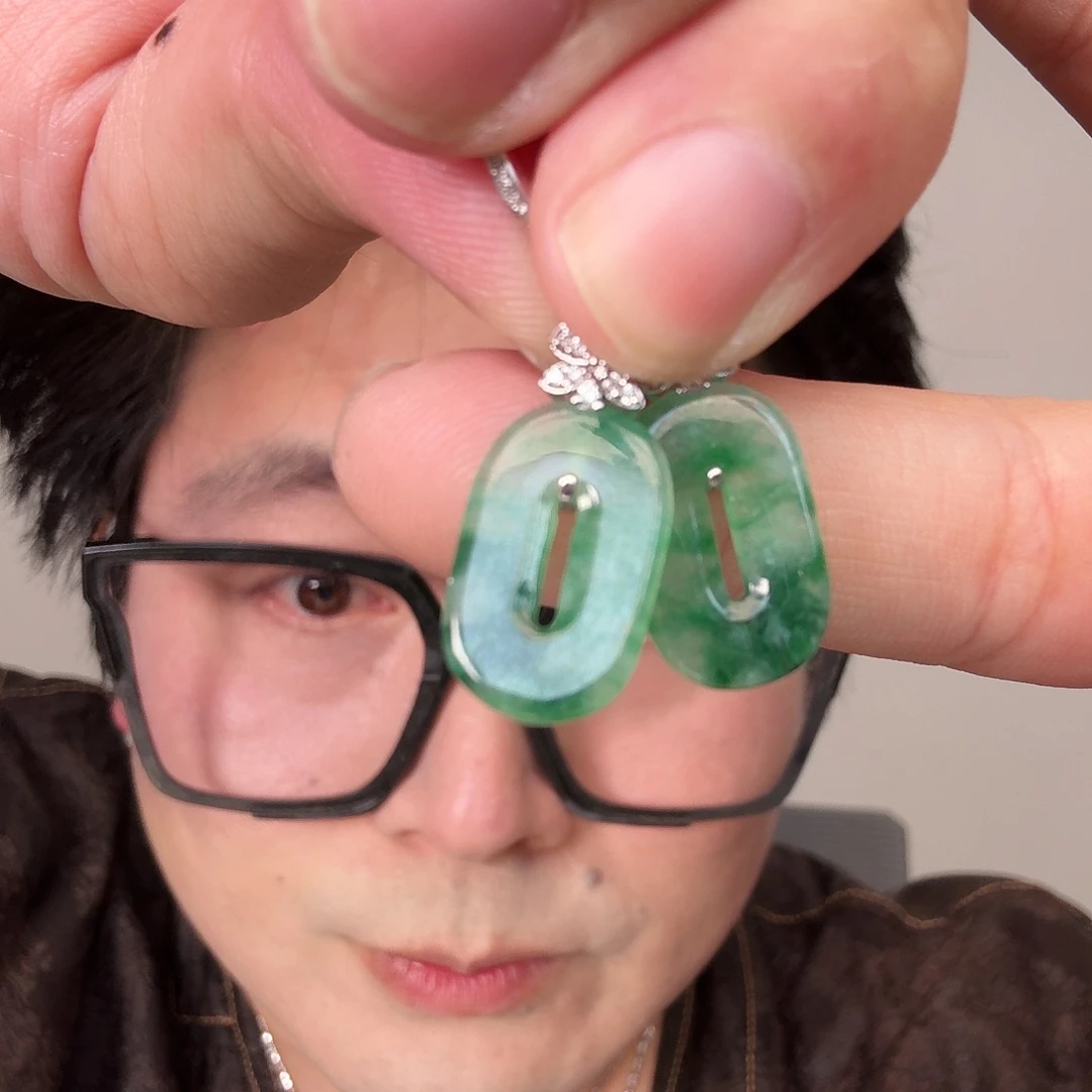 渴***辰翡翠18K金镶嵌颈饰一对