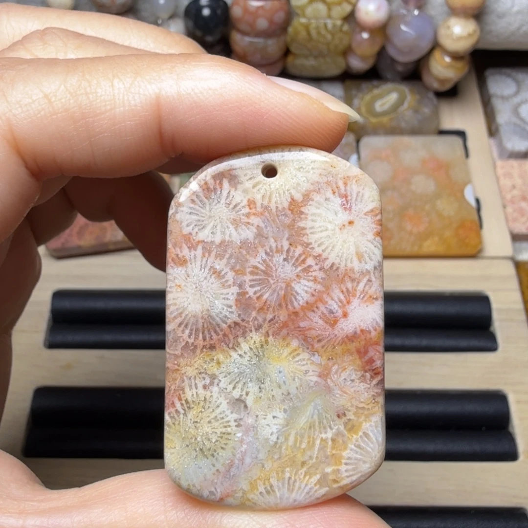 硅化玉未镶嵌红粉黄花花 可盘，工不太好 特价