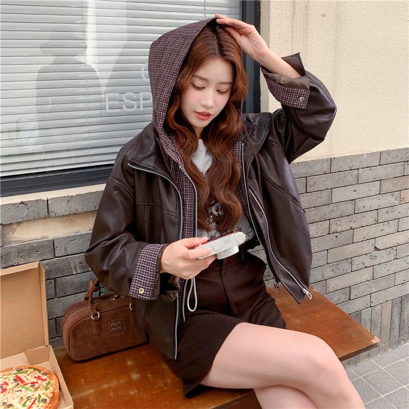 美拉德复古休闲风格纹拼接PU皮外套女2025秋新款时尚通勤连帽上衣