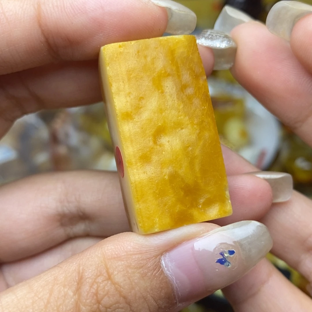 未镶嵌琥珀珠宝奇石