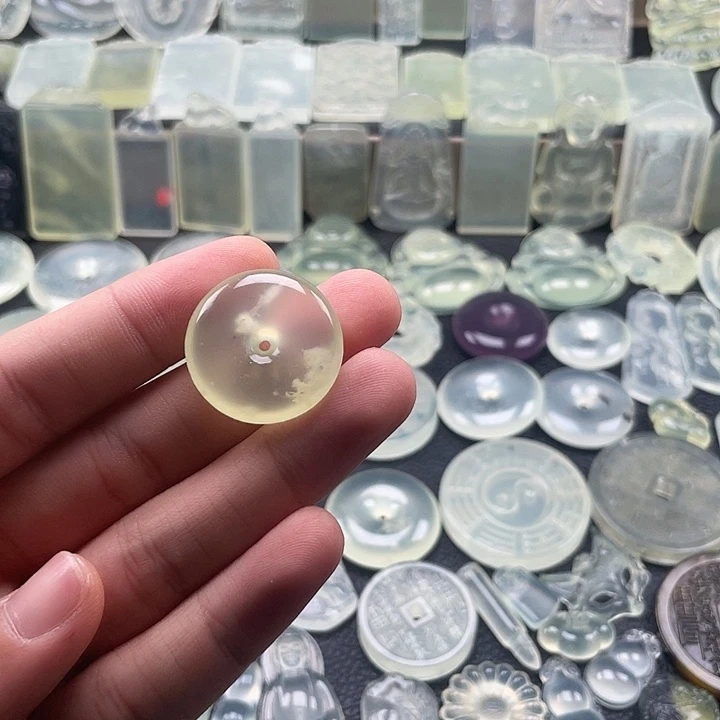 岫玉未镶嵌颈饰平安扣