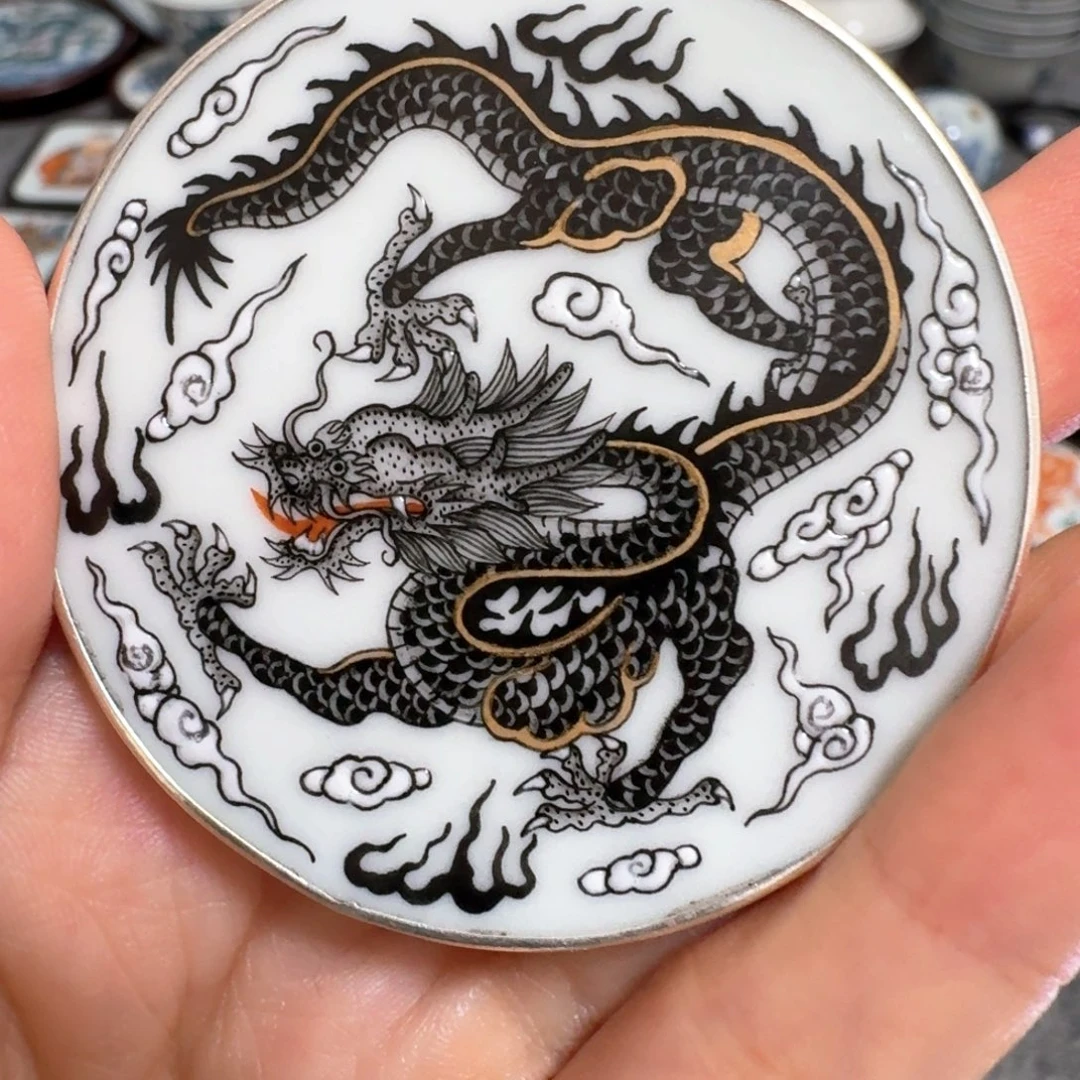 今***遇瓷片黑金龙挂件一个