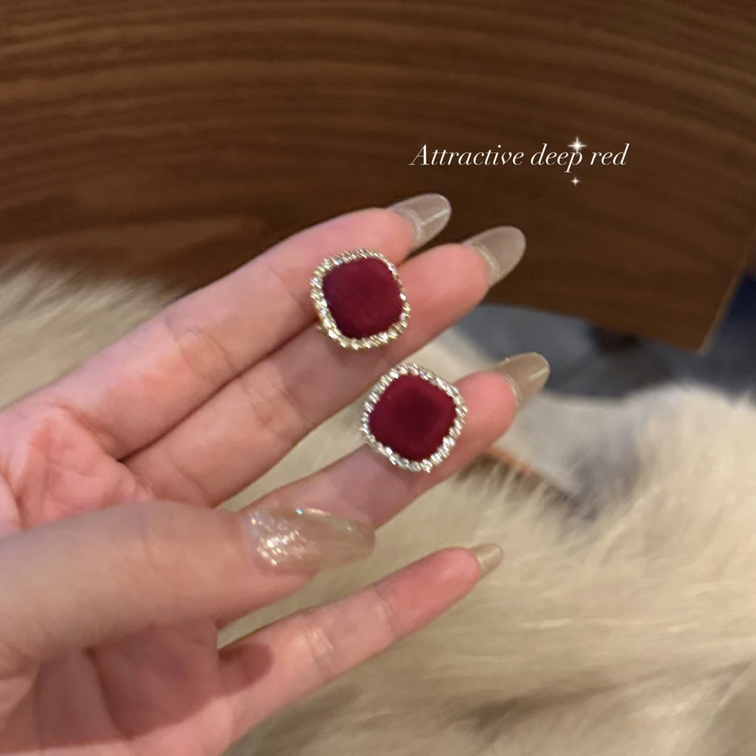 铜合金耳饰 新年vibes~酒红色丝绒小方糖耳钉圣诞跨年穿搭耳饰女