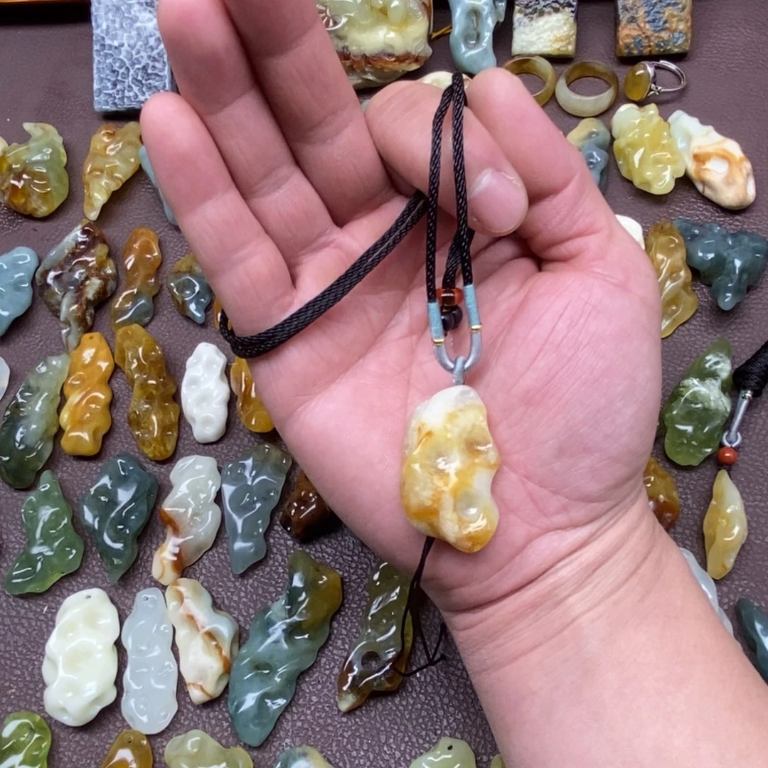 蛇纹石玉未镶嵌颈饰