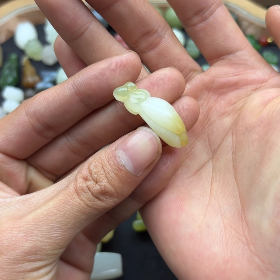 五***柳和田玉未镶嵌颈饰