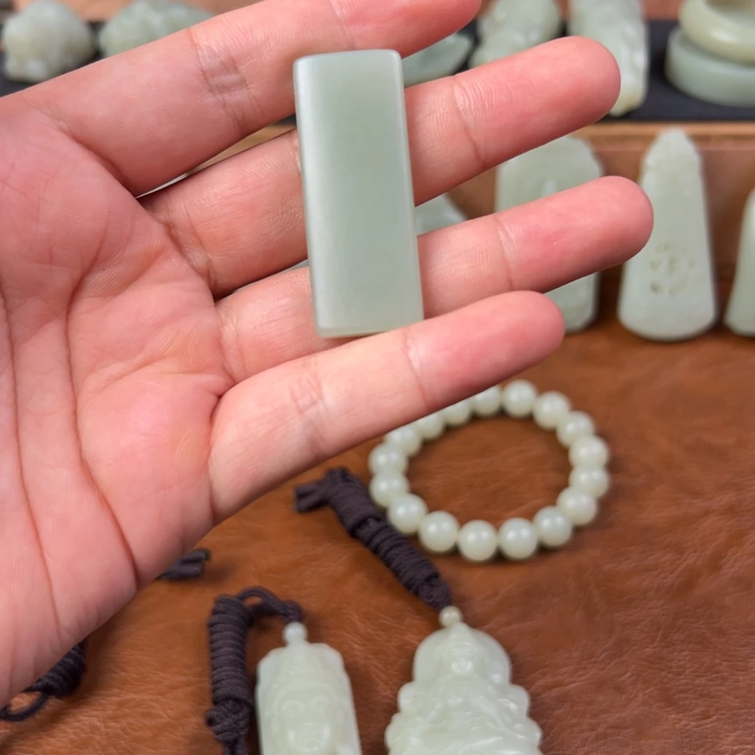 放***走和田玉（青白玉）未镶嵌颈饰