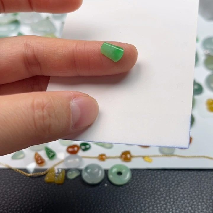 翡翠未镶嵌颈饰绿无事牌