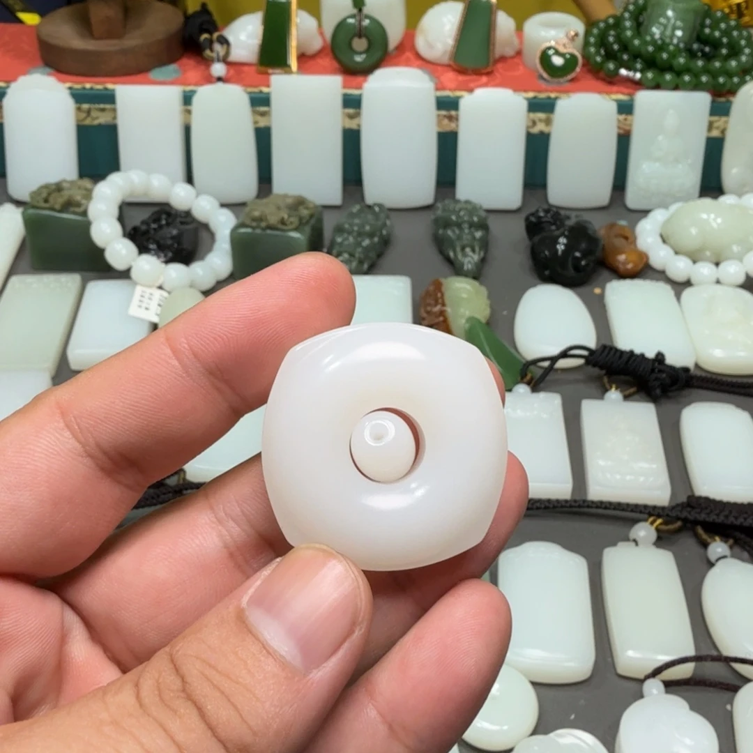 和田玉未镶嵌吊坠(赠链)