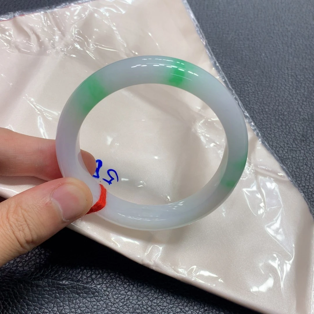 翡翠手镯未镶嵌翡翠