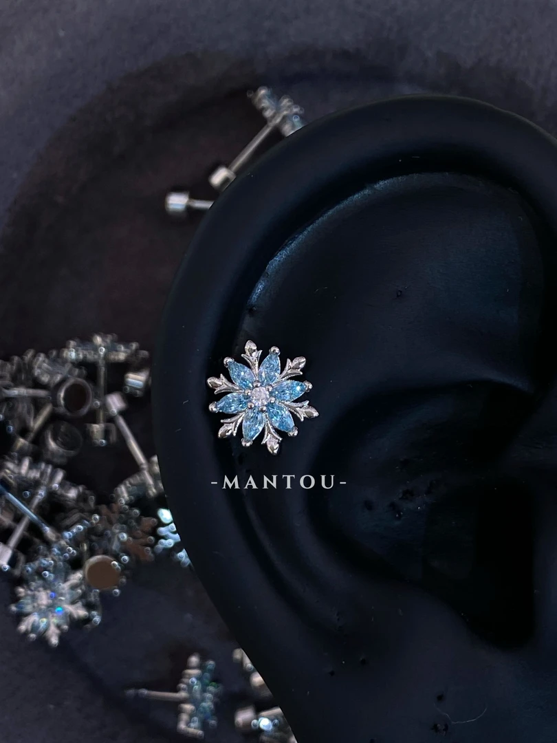铜合金锆石耳饰 落雪｜冰蓝雪花清冷高级感耳骨钉耳窝钉氛围感耳饰