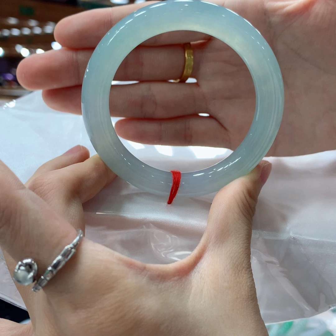 翡翠手镯未镶嵌小**.翡翠