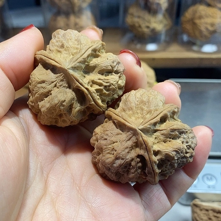 文玩核桃把件阿生生世世生生世世身上