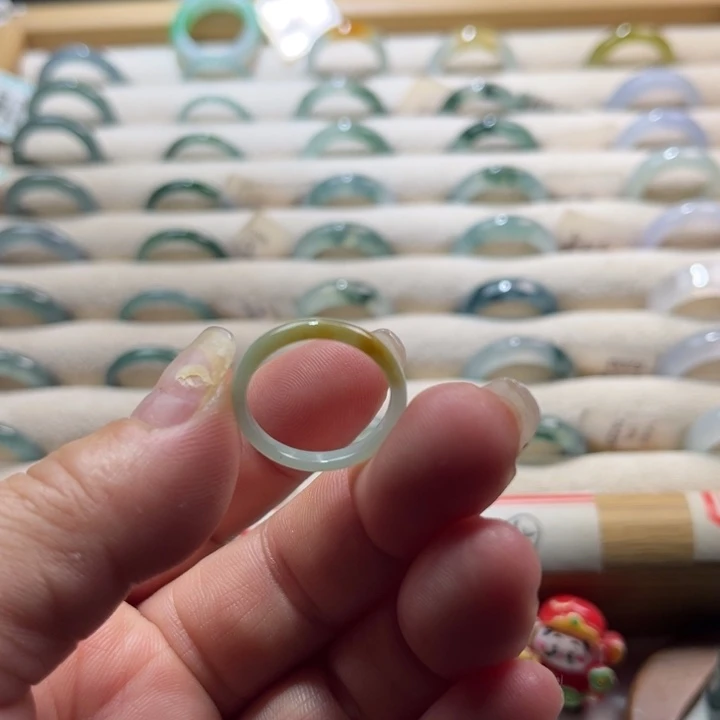 翡翠未镶嵌戒指蓝水