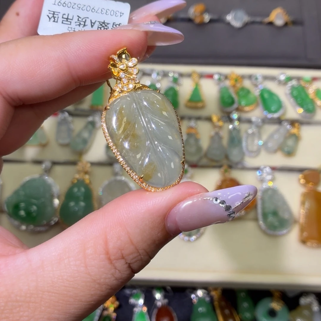 颈饰18K金镶嵌翡翠
