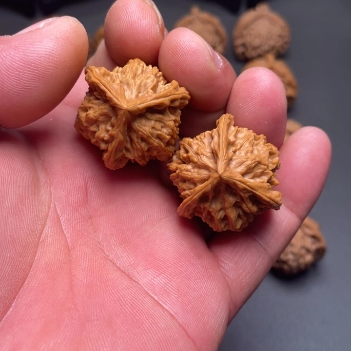 文玩核桃吊坠盘山三棱