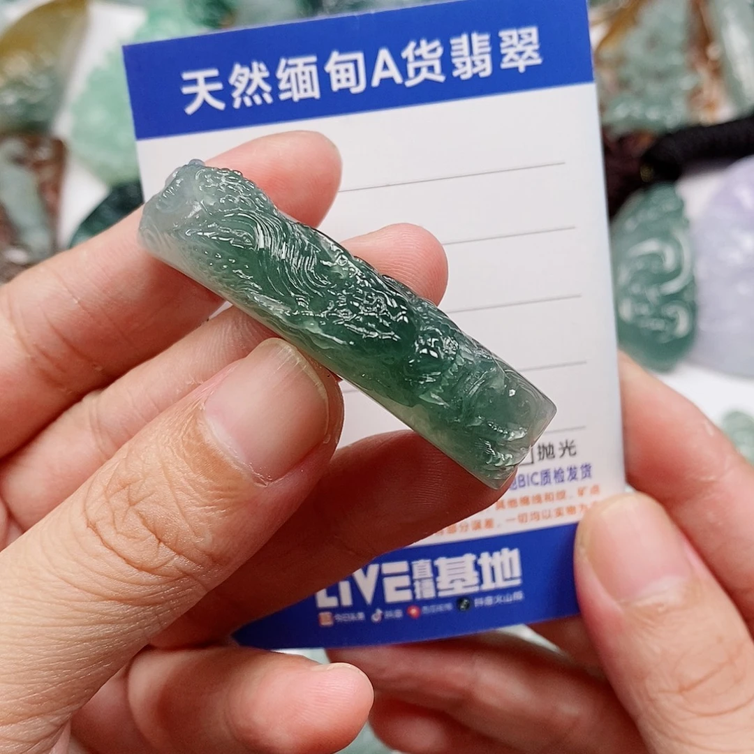 翡翠未镶嵌颈饰龙手牌