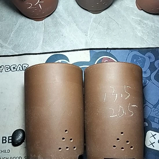 大笔筒两个紫砂花盆