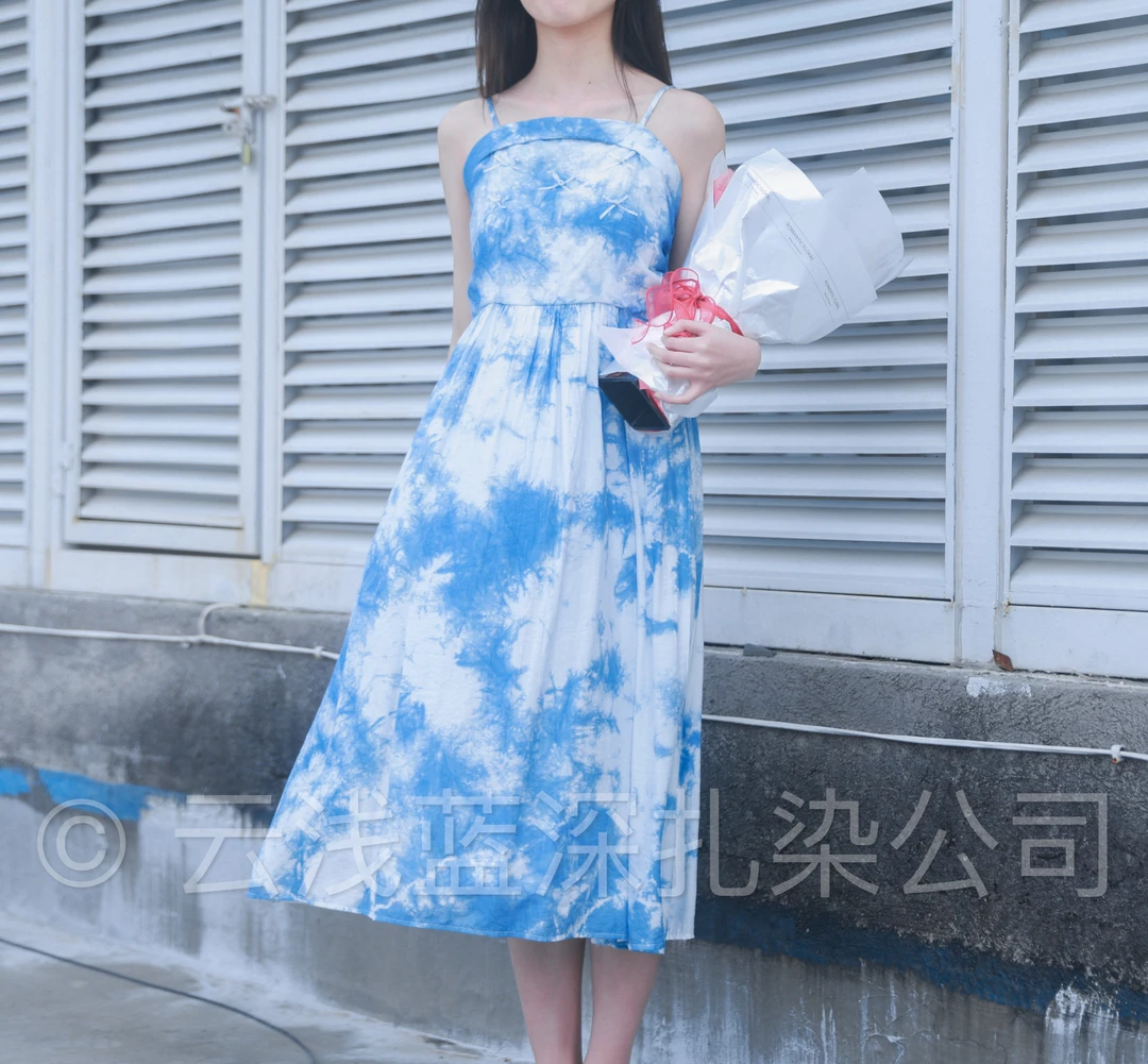 云浅蓝深 扎染小蝴蝶结吊带裙