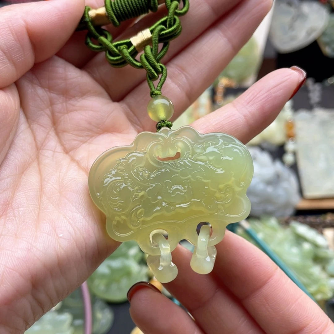 蛇纹石玉颈饰未镶嵌