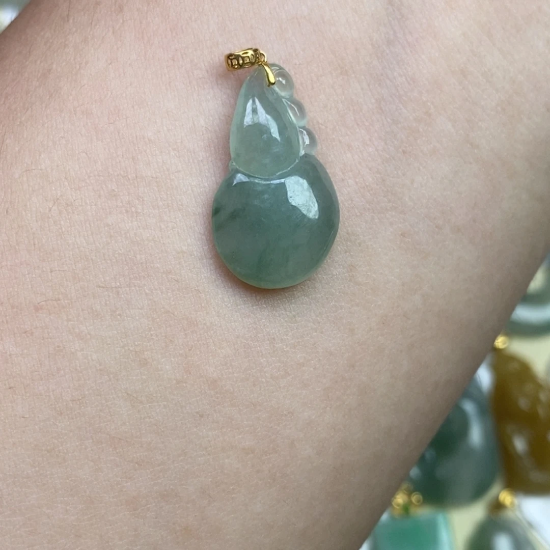 翡翠18K金镶嵌颈饰葫芦