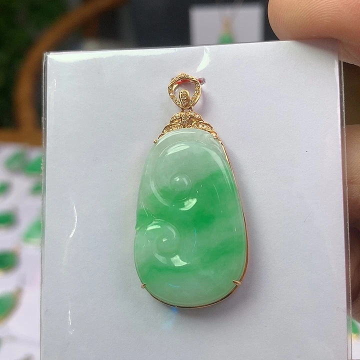 翡翠18K金镶嵌颈饰