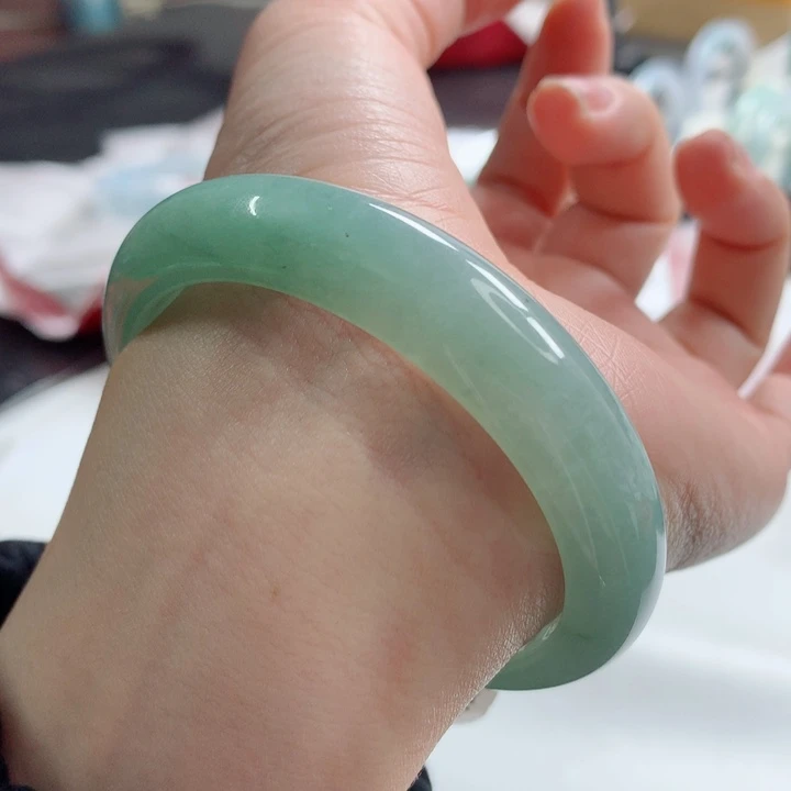 翡翠手镯未镶嵌海蓝之谜冰湖水绿高货微瑕捡漏54.55
