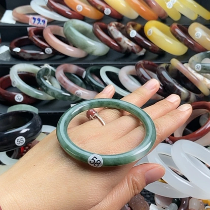 【闪购商品】石英质玉手镯未镶嵌不****拥