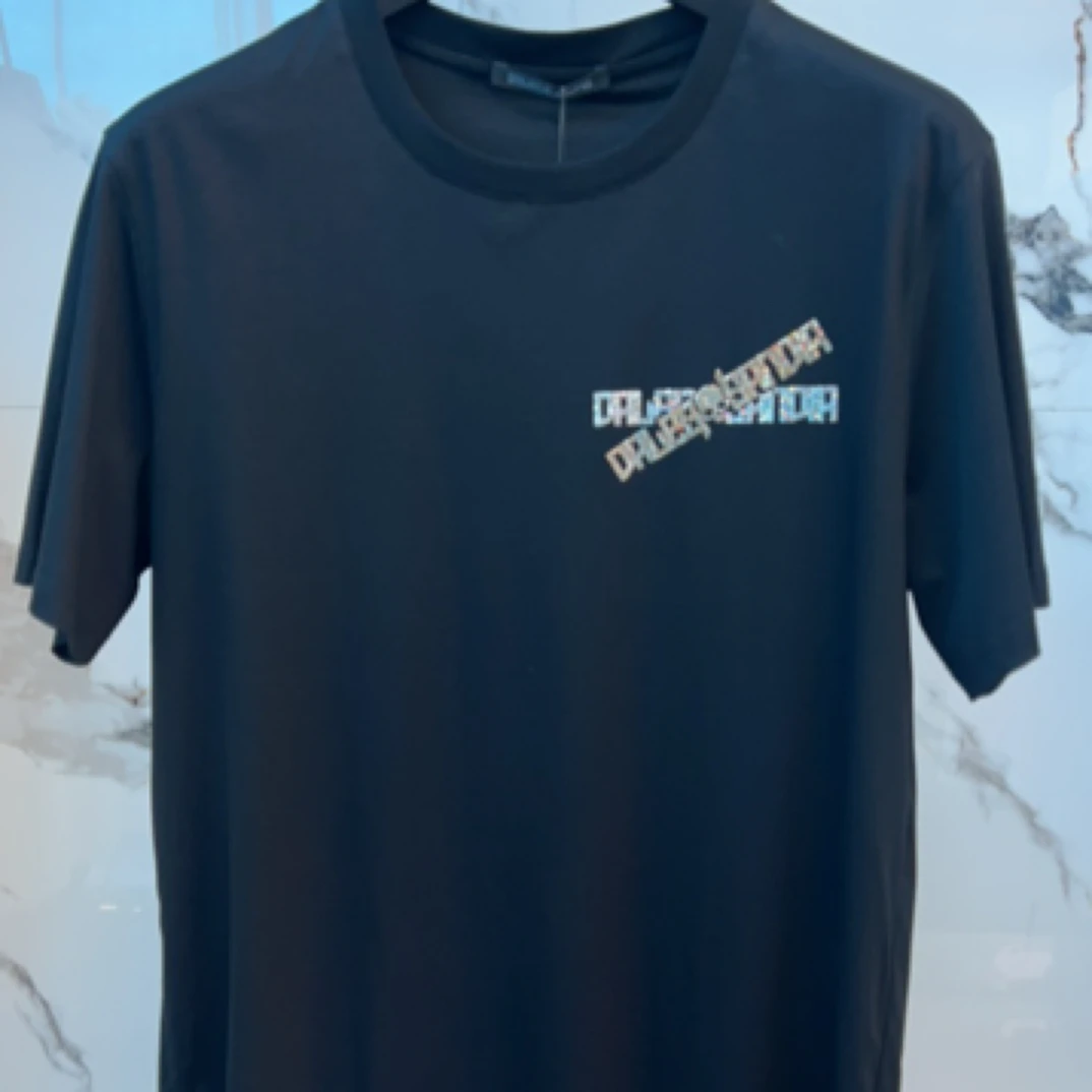 黑色胸前带钻T恤