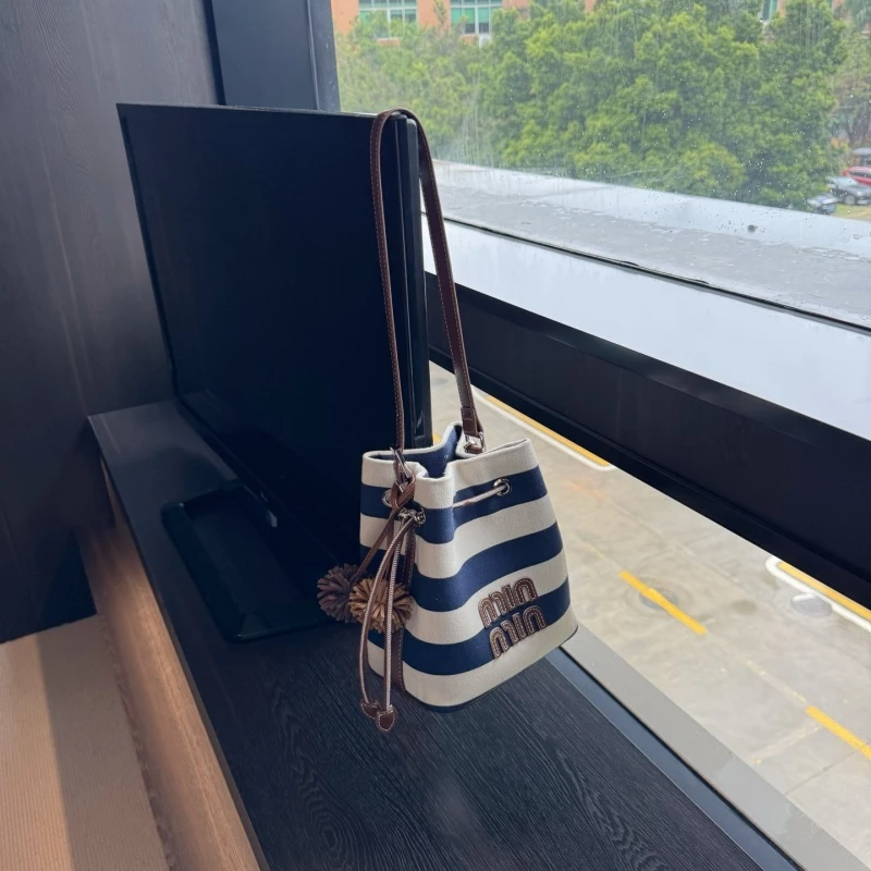 休闲帆布条纹水桶包单肩斜挎抽绳束口撞色拼色通勤小众设计福袋包
