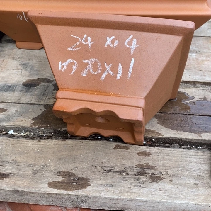 花盆紫砂只顾看手机的小