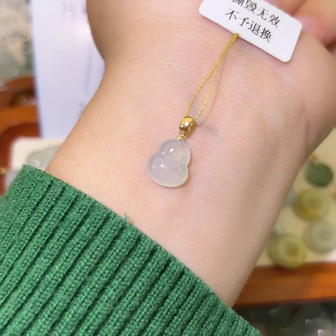 翡翠18K金镶嵌颈饰葫芦