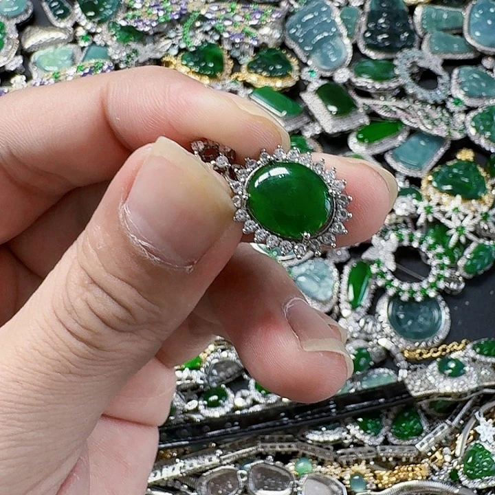 翡翠颈饰未镶嵌天然A货翡翠放漏