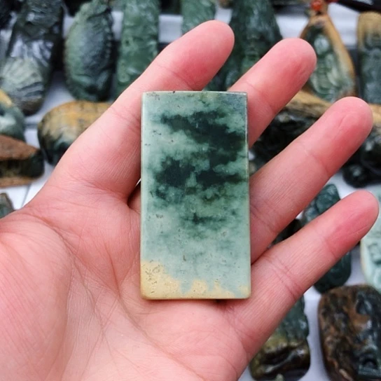 未镶嵌岫岩河磨玉（透闪石质玉）挂件