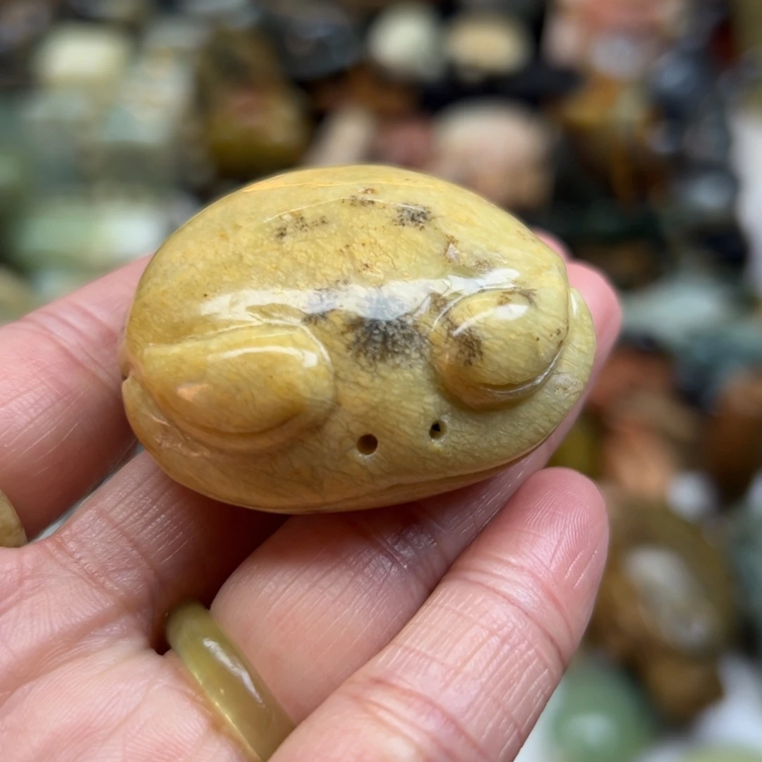 岫玉未镶嵌颈饰辽阳青蛙有皮坑