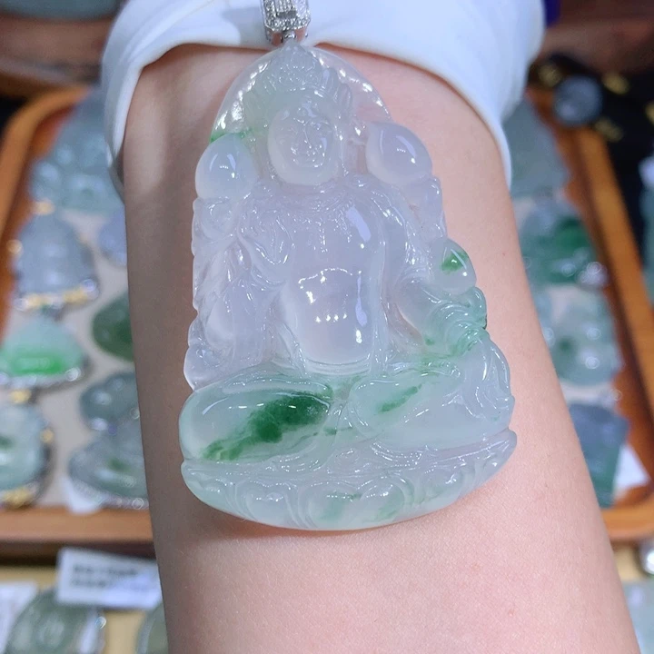 翡翠18K金镶嵌颈饰度母