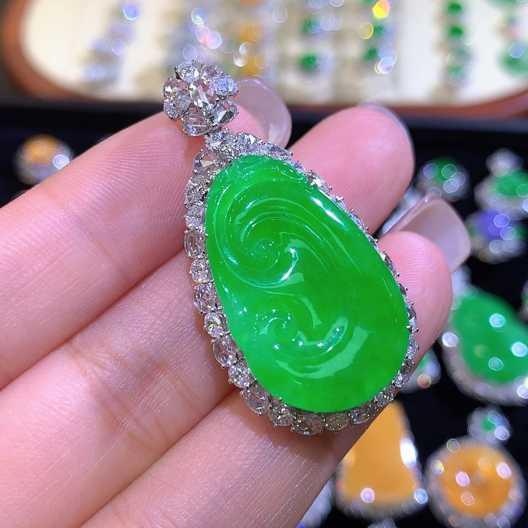 翡翠18K金镶嵌颈饰高冰满绿如意吊坠一刀切