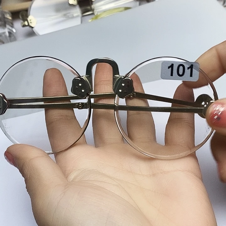 直播间放漏镜子老梁