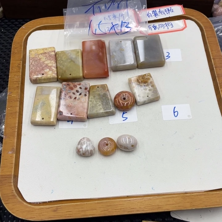 不****硅化珊瑚（珊瑚玉）合金颈饰