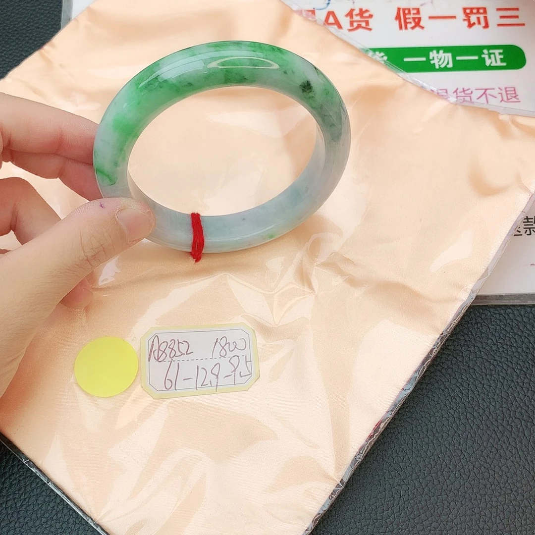 翡翠手镯未镶嵌翡翠