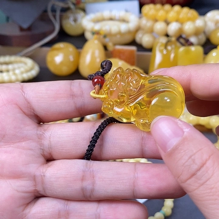裸石琥珀未镶嵌貔貅
