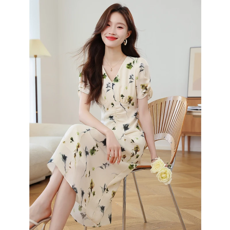 盐系轻熟连衣裙夏季2025新款女装收腰显瘦V领高端精致碎花裙气质