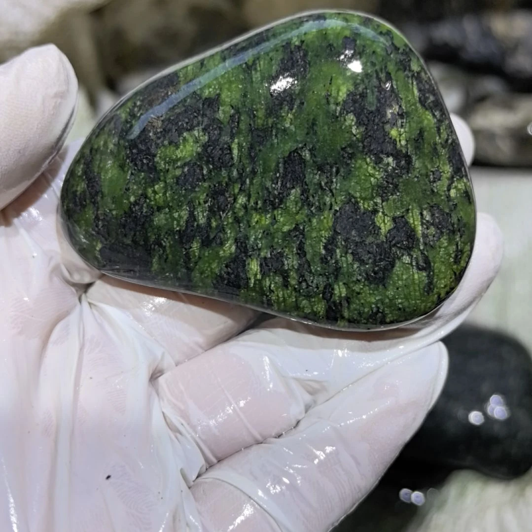 用***9藏玉药王石原石一个摆件